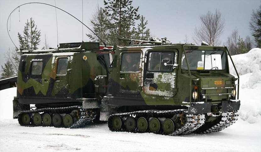 Zijaanzicht Band Vagn 206-rupsvoertuig in de sneeuw.