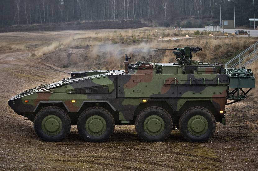 Zijaanzicht Boxer-geniewielvoertuig met remote controlled .50-machinegeweer.