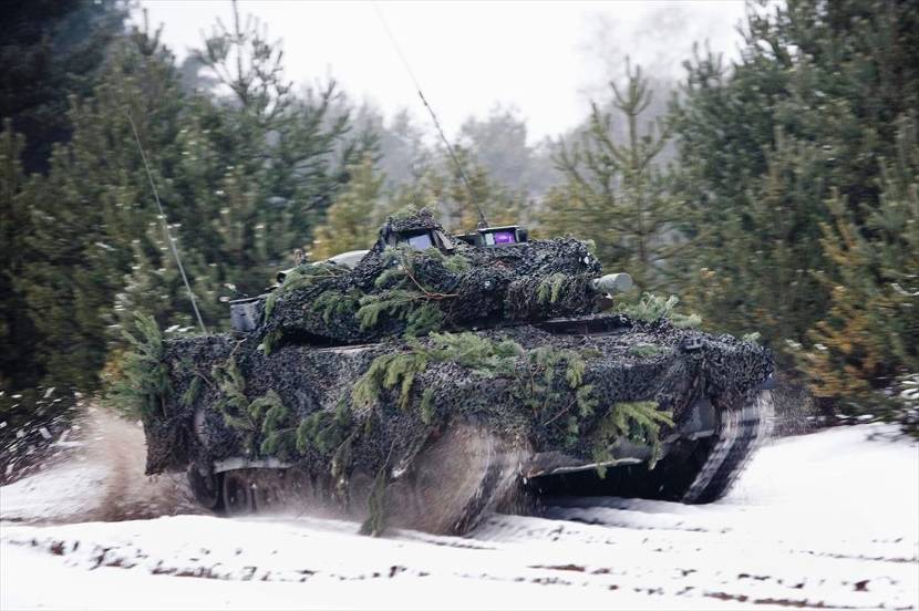 CV90 dirige na neve.