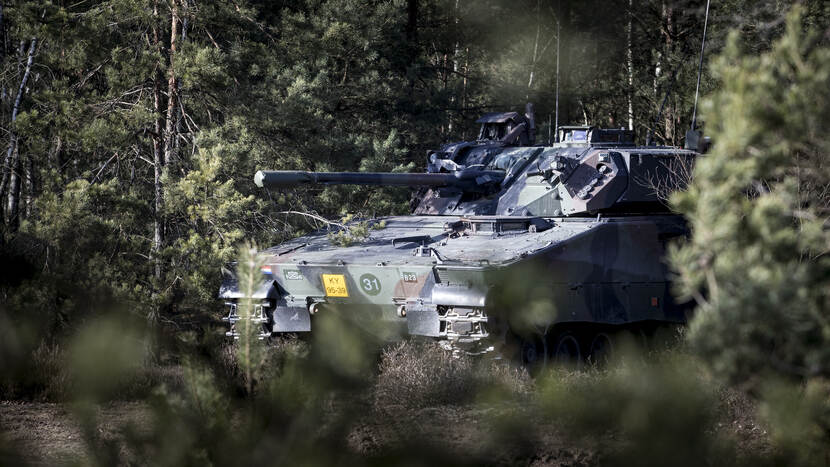 Een CV90 van 43 Gemechaniseerde Brigade in een verdedigende opstelling tijdens oefening Peacock Supremacy op het Duitse oefenterrein Klietz (april 2018).