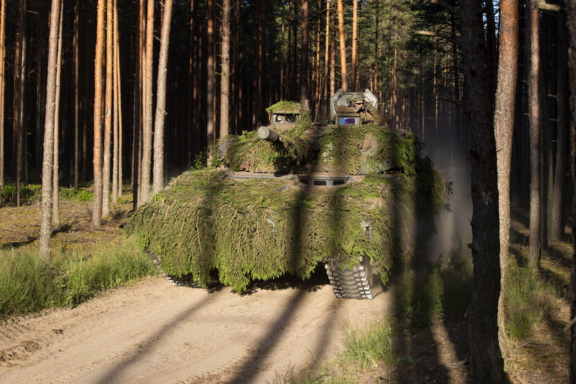 Een gecamoufleerde CV90 van 44 Pantserinfanteriebataljon, onderdeel van de enhanced Forward Presence, doet met internationale bondgenoten mee aan de oefening Saber Strike/Thunderstorm in Pabrade, Litouwen (juni 2018).