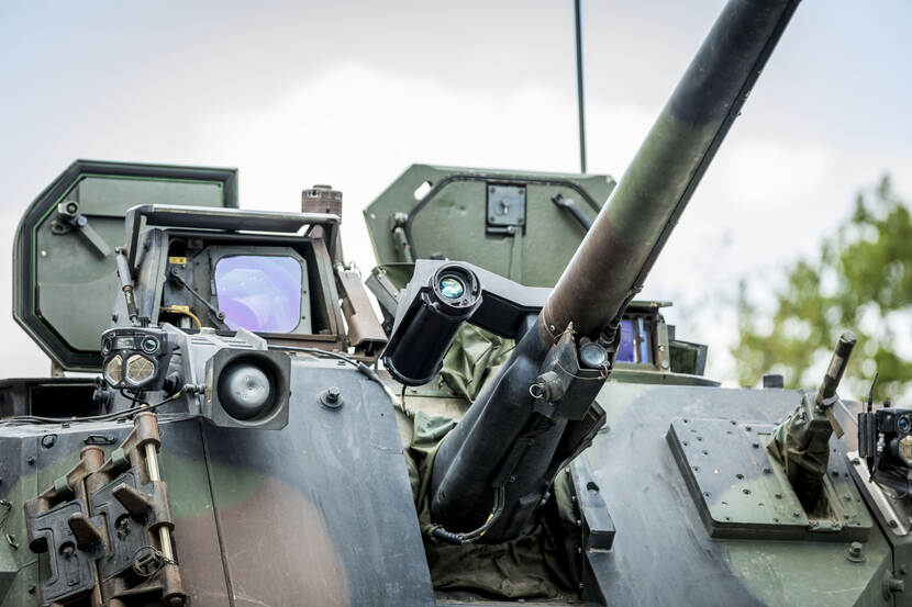 Het Bushmaster III 35mm-snelvuurkanon, omhoog gericht, en rechts de coaxiaal mitrailleur MAG 7,62 mm.