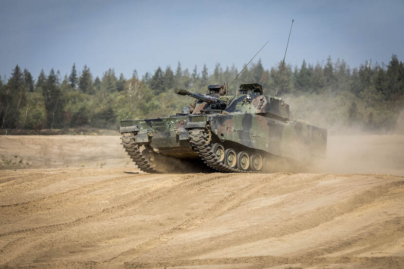 Een CV90 tijdens een oefening op de Leusderheide (september 2018).