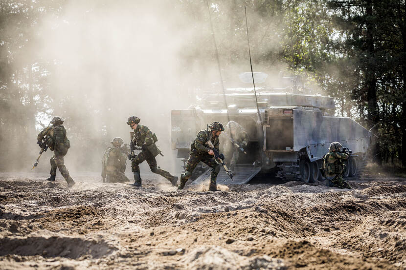 Infanteristen verlaten een CV90 tijdens een oefening op de Leusderheide (september 2018).