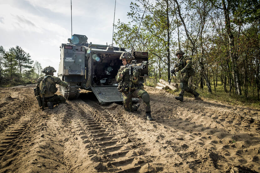 Infanteristen verlaten een CV90.