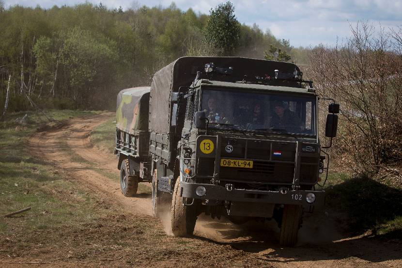 DAF YAD-4442 rijdt met aanhanger over een zandweg door bebost gebied.