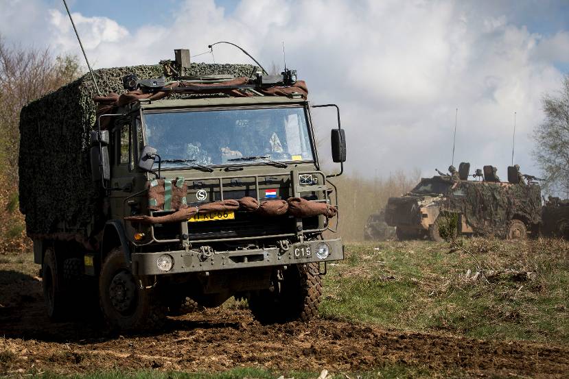 Een DAF YAI-4442 (inbouwvariant). Op de achtergrond rijdt een Bushmaster.