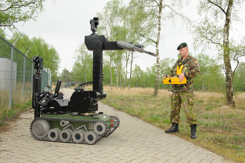 Militair bedient radiografisch op afstand een explosievenrobot tEODor.