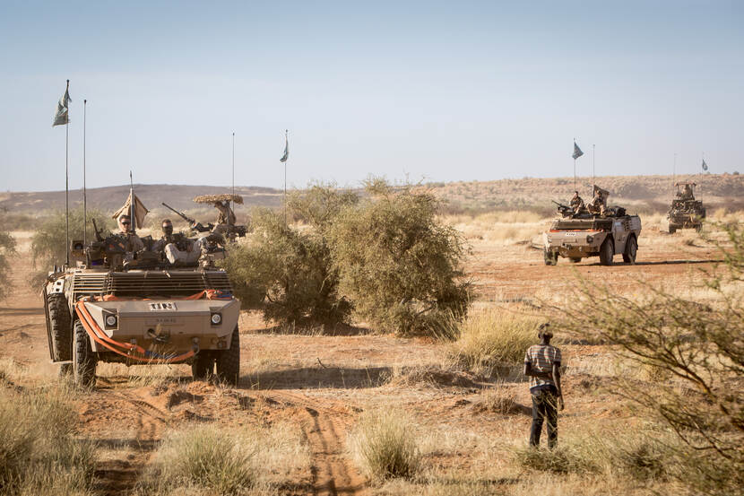 Een Nederlandse patrouille met onder meer 2 Fenneks rijdt door het Malinese landschap. Tijdens deze meerdaagse patrouille werd onder meer het dorp Semit aangedaan (december 2017).