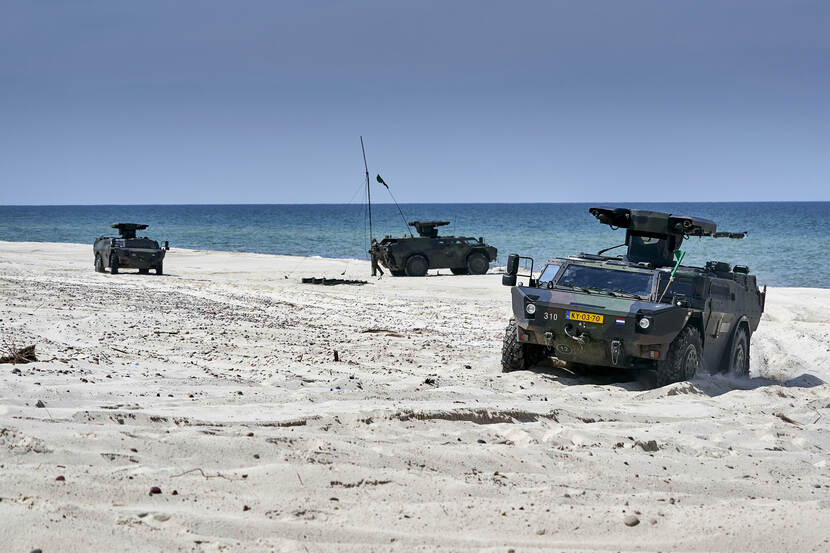 3 Fennek-stinger weapon platforms op een strand in Polen tijdens oefening Tobruq Legacy van het Defensie Grondgebonden Luchtverdedigingscommando (juni 2019).