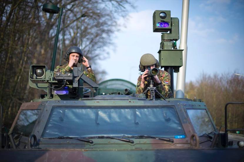 Vooraanzicht Fennek met 2 verkenners.