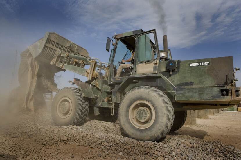 Een universele bouwmachine Werklust ruimt de Hesco-omheining van Kamp Holland op in de Afghaanse provincie Uruzgan (2010).