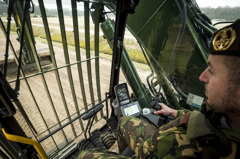 De cabine van de Volvo rupsgraafmachine is voorzien van digitale schermen.