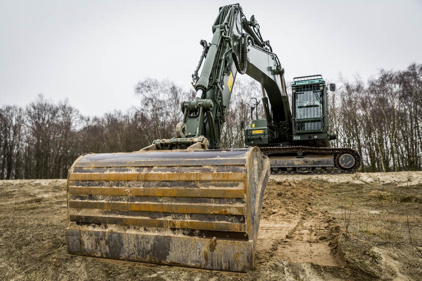 Een Volvo rupsgraafmachine aan het werk.