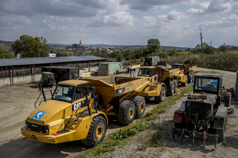 Civiele en militaire grondverzetmachines werken samen.