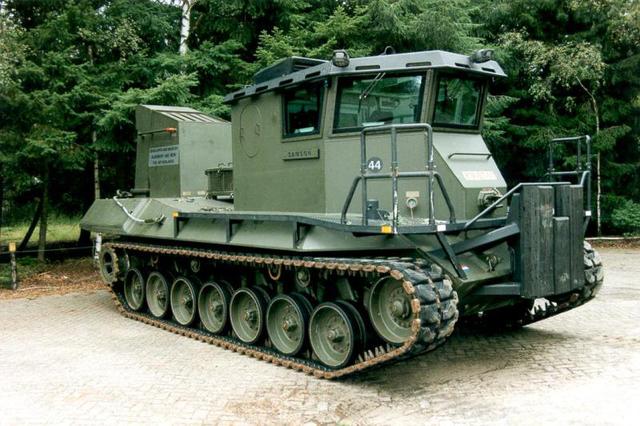 Zijaanzicht Leopard 1-Beach Armoured Recovery Vehicle.