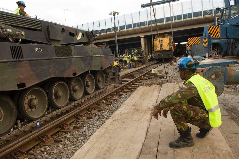 Een Leopard 2-bergingstank bergt een goederentrein.