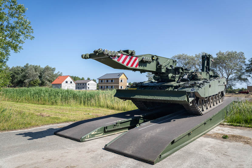 Tank rijdt over brug.