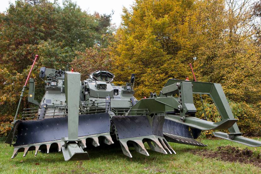 De Leopard 2-geniedoorbaakvoertuig in de mijnendoorbraakuitvoering.