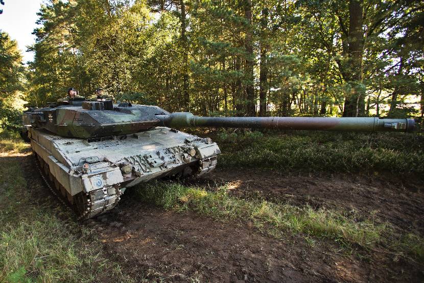 Vista frontal do tanque de batalha principal Leopard 2A6.