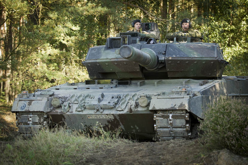 Leopard 2A6-gevechtstank met 2 bemanningsleden.