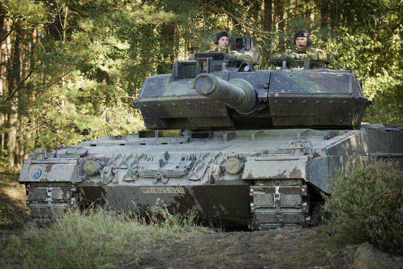 Tanque de batalha principal Leopard 2A6 com 2 tripulantes.