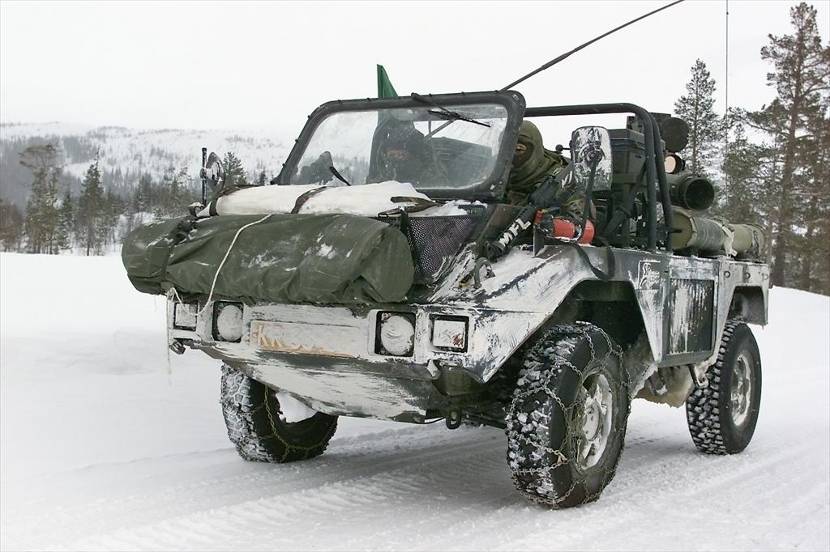 Luchtmobiel Speciaal Voertuig rijdt in besneeuwd gebied.