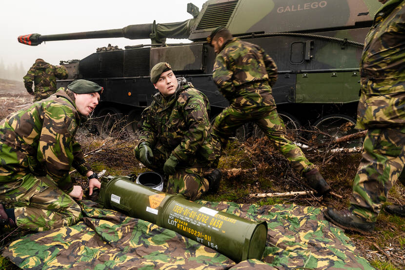 Een Pantserhouwitser-bemanning pakt een Excalibur-precisiegranaat tijdens een proef met deze munitie in Zweden (oktober 2018).