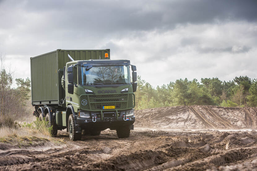 Een nieuwe 6-wielaangedreven Gryphus staat in het zand op een oefenterrein.