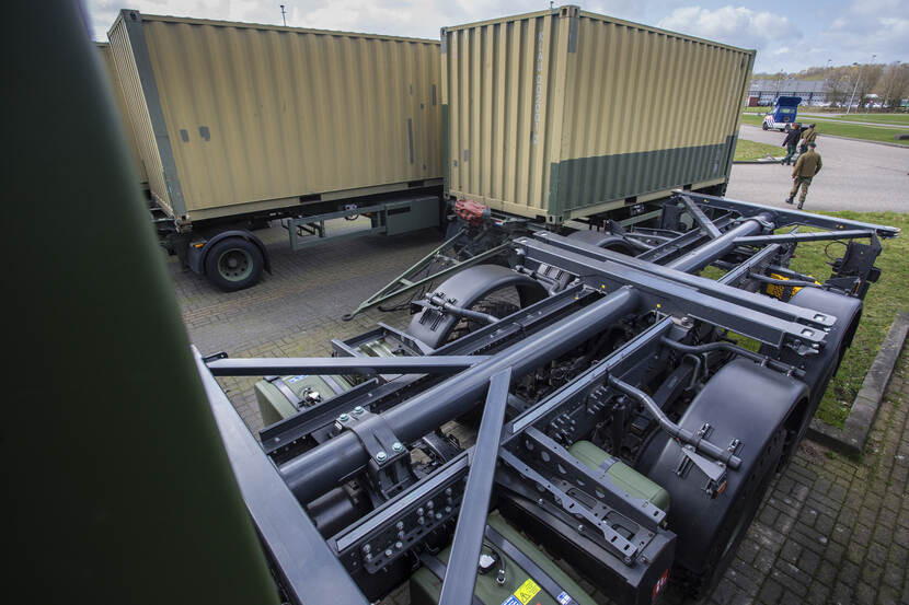 Een speciaal bewegelijk frame op het chassis. Lading en chassis kunnen hierdoor vrij van elkaar bewegen en kan met een zware last in het terrein worden gereden.