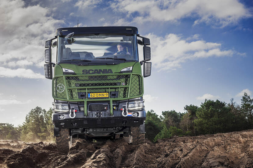 Vooraanzicht van een nieuwe Scania Gryphus in een oefenterrein.