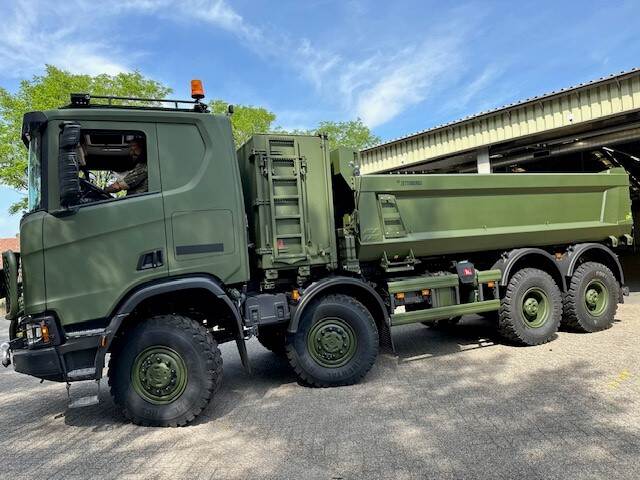 Zijaanzicht Scania Gryphus kiepwagen.