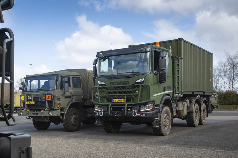 Een 3-assige Gryphus naast een DAF-4-tonner. Goed zichtbaar is dat de Gryphus veel groter is dan de DAF.