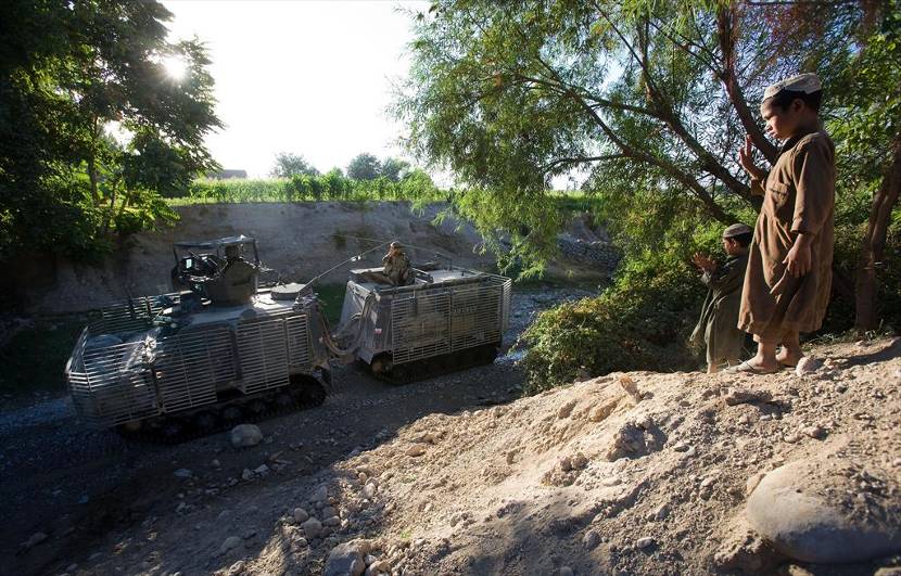 Een Viking rijdt door een Afghaans dorp tijdens de meerdaagse Operatie Ghat Mahay (Walvis) in de provincie Uruzgan, 2009.