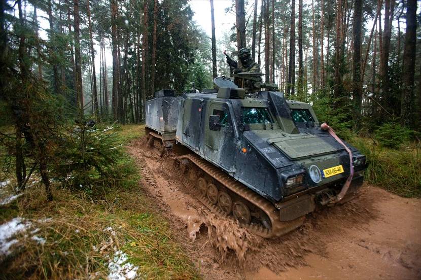 Mariniers oefenen in 2009 met een Viking op het Duitse oefenterrein Grafenwöhr ter voorbereiding op uitzending naar Afghanistan.