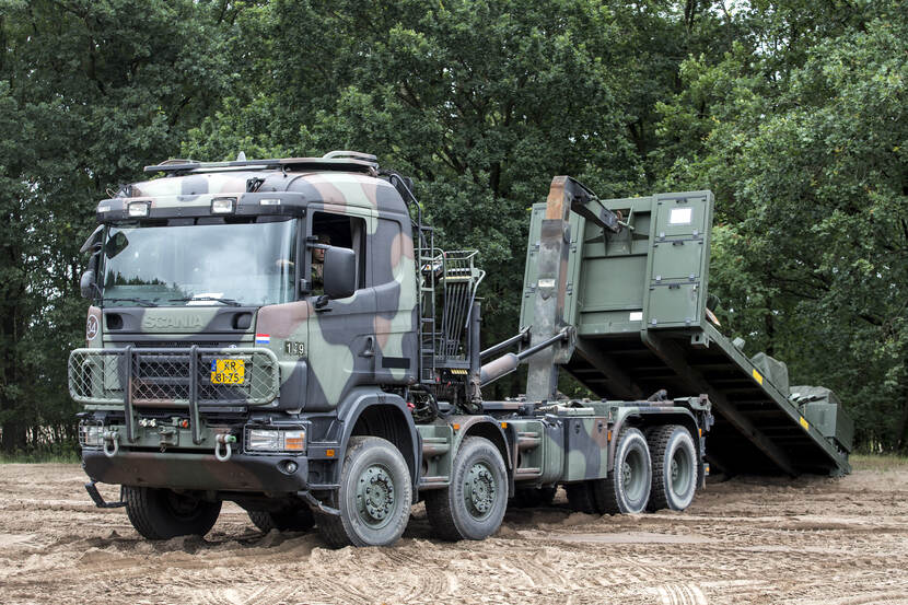 Um sistema de troca-carregamento Scania com rack plano.