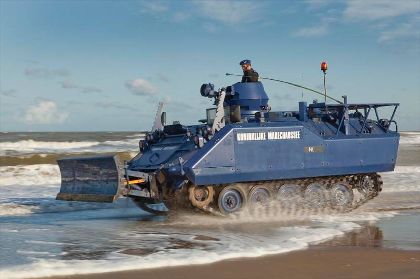 Een YPR met dozerblad rijdt over het strand van Scheveningen tijdens een vooroefening voor Prinsjesdag.