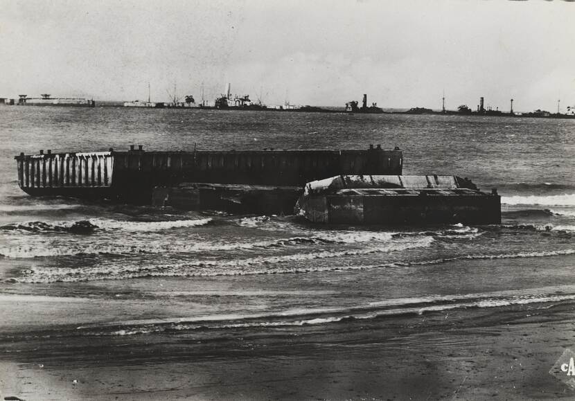 Losgeraakt pontons bij het strand in Normandië.