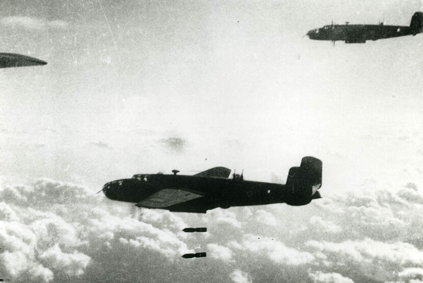 Een B-25 Mitchell gooit boven af.