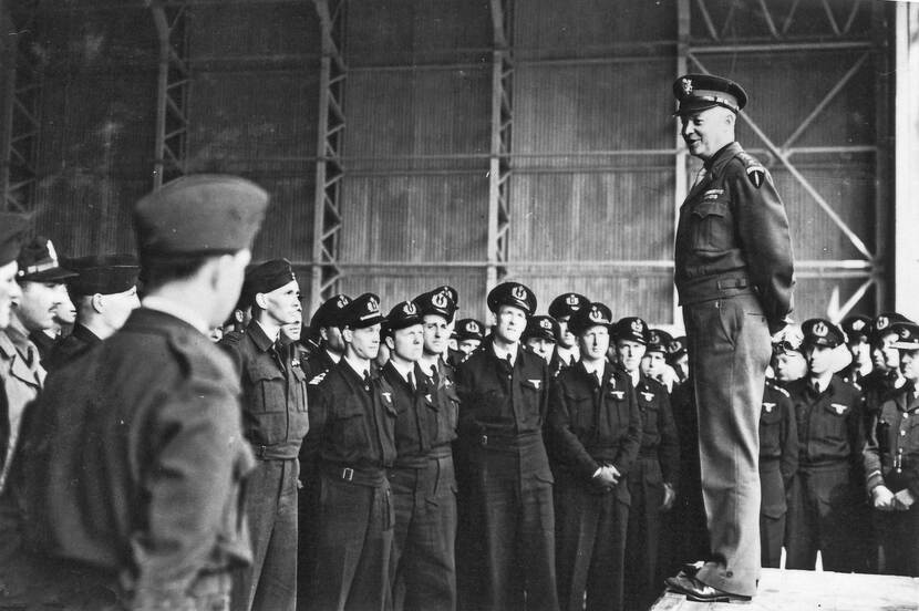 Generaal Eisenhower spreekt militairen toe.