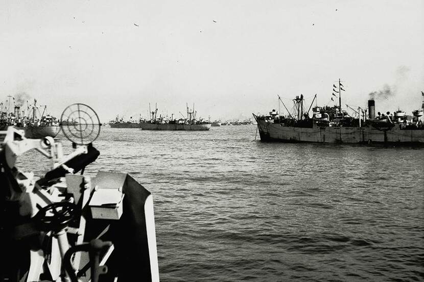 1944: oorlogsschepen op het water.