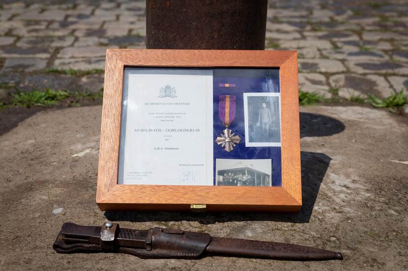 Duitse bajonet, historische foto's van een militair en een mobilisatiekruis.