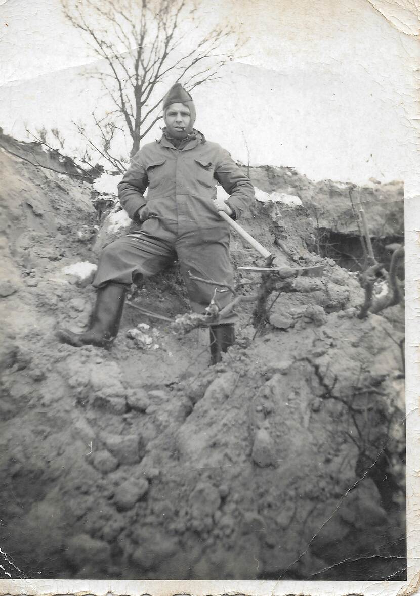 Historische foto militair werkt aan stelling tijdens mobilisatie Tweede Wereldoorlog.