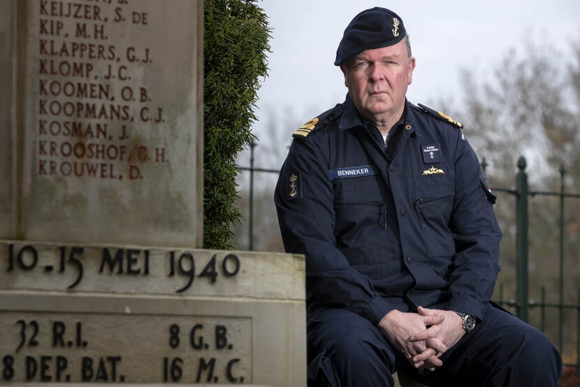 Ben Benneker bij oorlogsmonument.