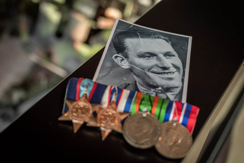 Foto en onderscheidingen militair uit Tweede Wereldoorlog. Opa Ted Jansen.