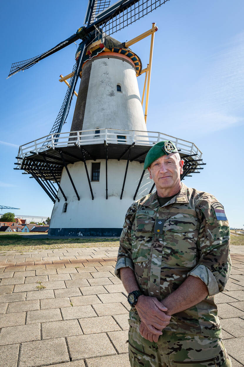 Dre Nagtegaal met op de achtergrond en witte windmolen.