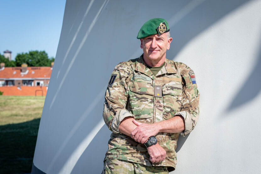 Dre Nagtegaal leunt op een witte muur.
