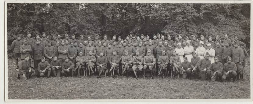 Groep militairen, ergens tussen augustus 1939 en juli 1940 op landgoed Eyckenstijn in Maartensdijk.