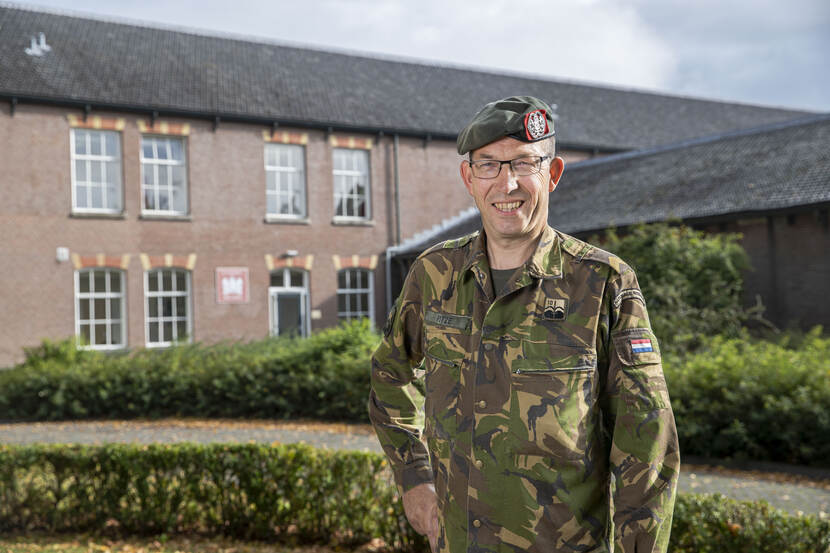 Militair voor kazernegebouw.