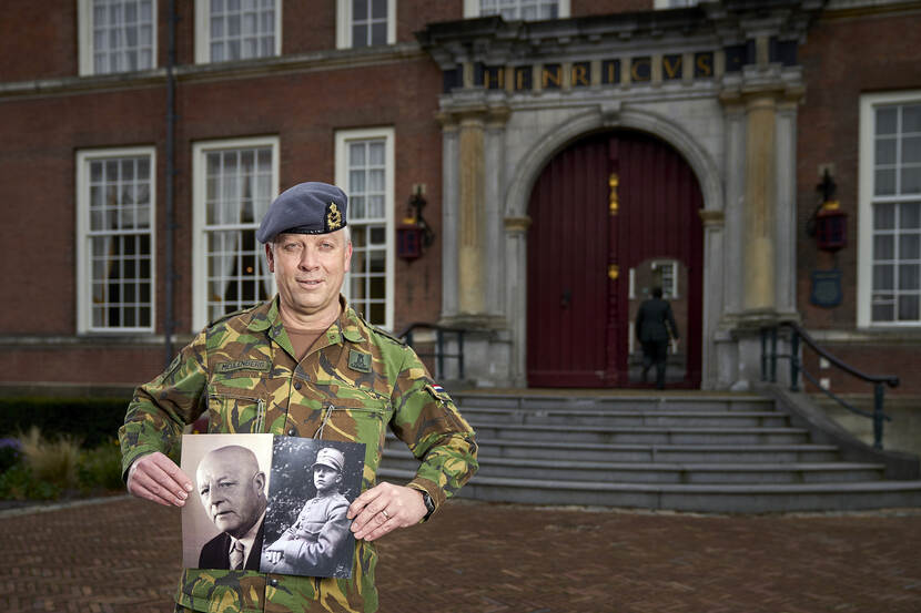 Jeffrey toont foto's van opa die diende in de Tweede Wereldoorlog.